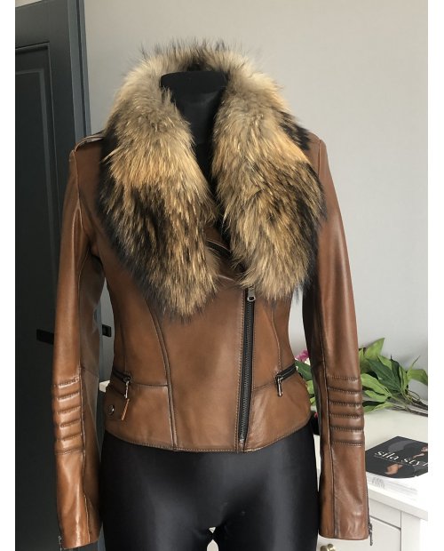 Kožená bunda s bohatým kožešinovým límcem z lišky