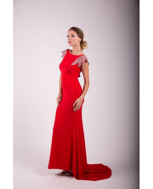 Červené večerní šaty s vlečkou - zdobené rukávky
